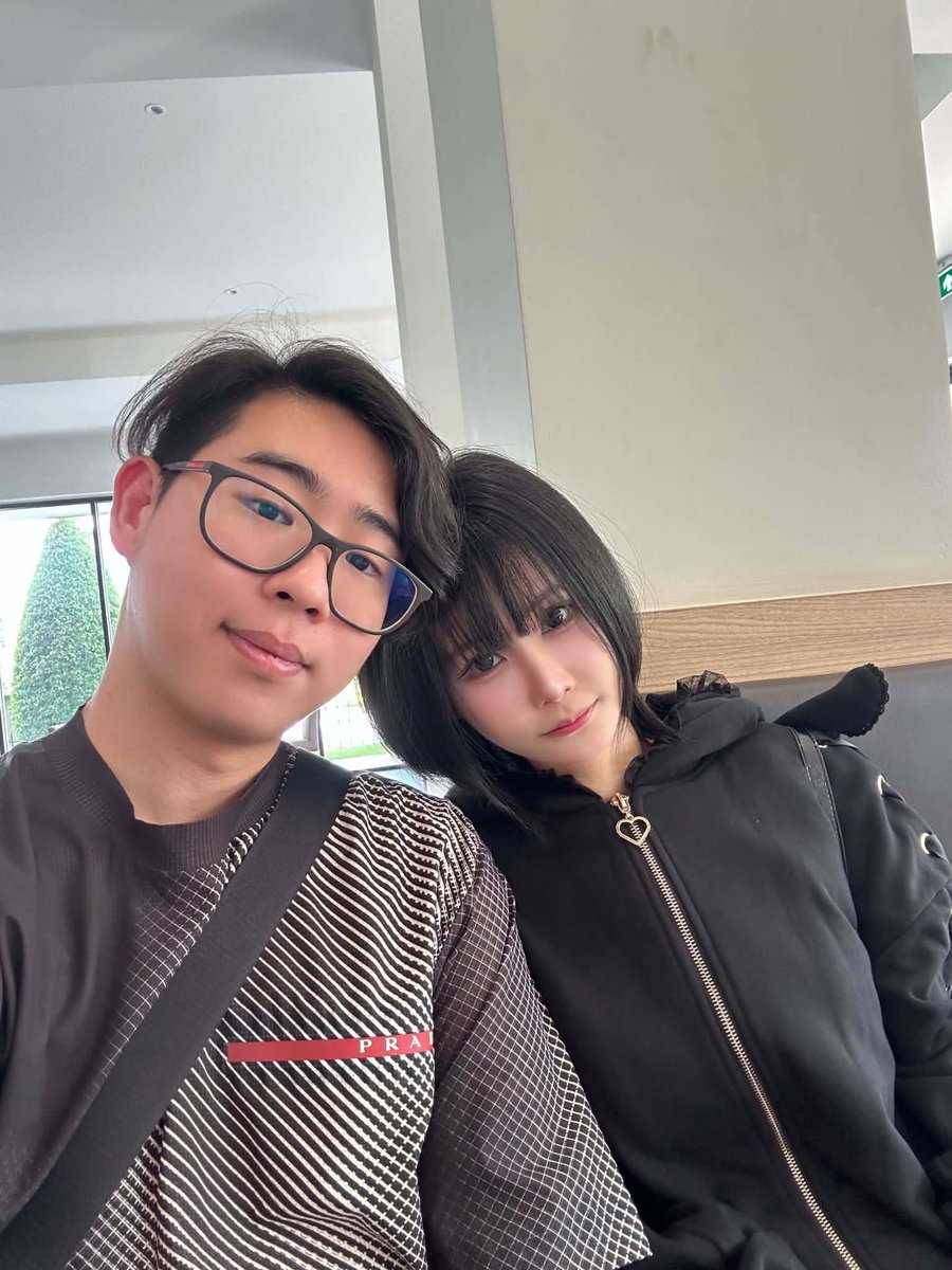 Nana leaning her head on Ernst's shoulder